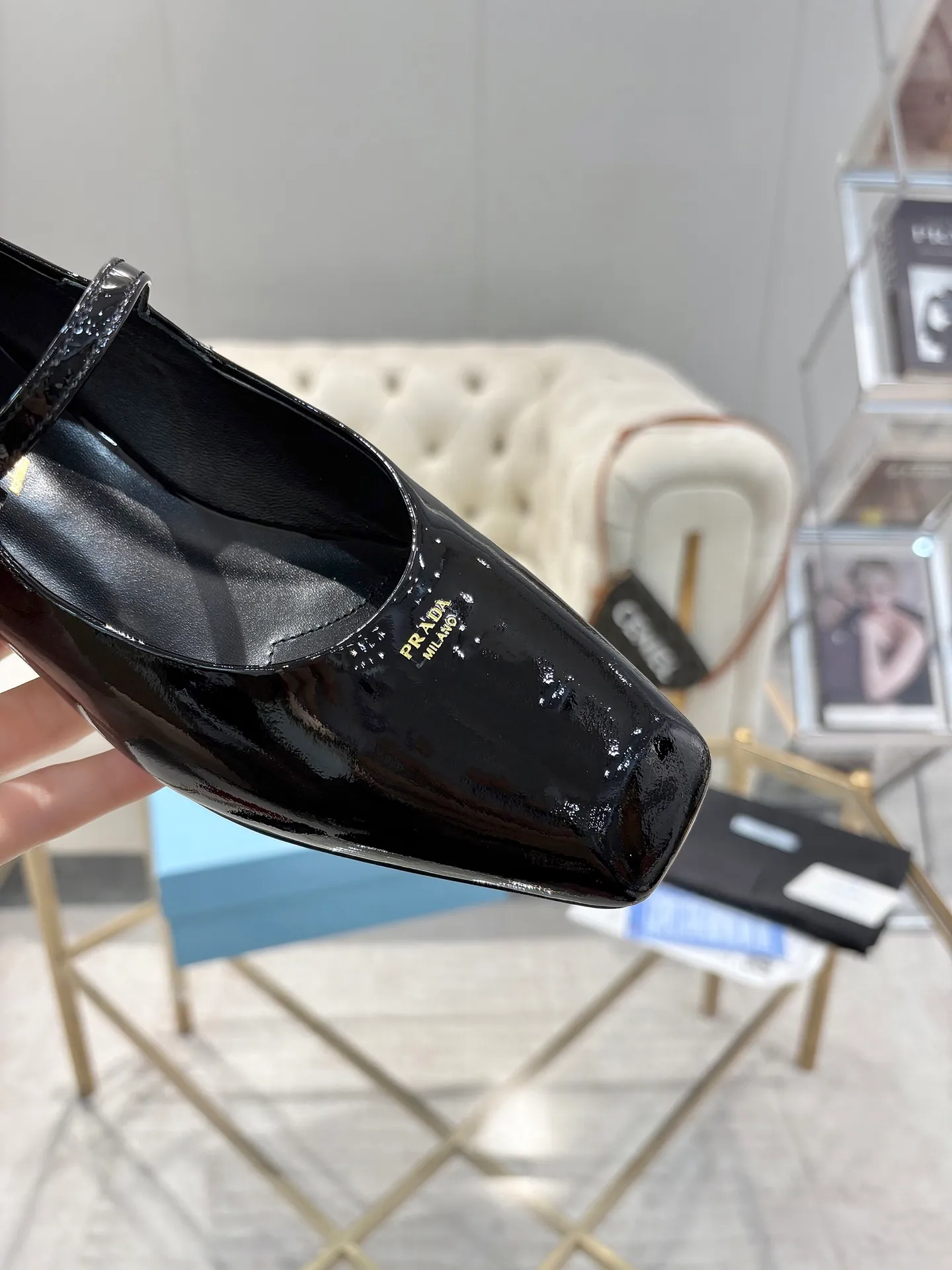 👟👟Ex-factory price 580👟👟 (imitation leather bottom-20) New arrival 👉Ready stock👈Remove the original board and make a 1:1 replica‼ ️ The highest version of Prada's early spring catwalk hot style 😘The latest spring style Retro Mary Jane series Genuine leather sole, simulated leather sole, a must-have for goddesses Super comfortable on the feet, reducing age 👉The upper is made of imported cowhide leather, comfortable and small square toe, retro and playful, lining + foot pads, imported sheepskin lining, breathable and comfortable (1.5 high small insert heel) ) Matched private model buckle (all original logos) Size 35M-39M (34 40 41 42 customized, non-returnable and non-exchangeable)